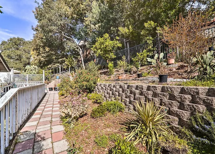 Peaceful Oakland Oasis W/ Private Yard!