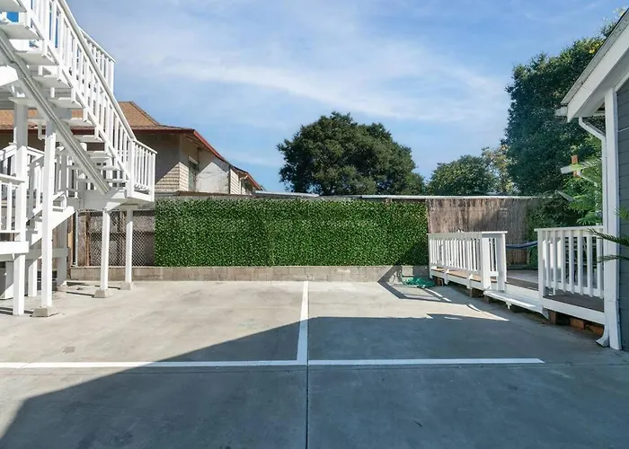Modern Apt Near All Conveniences